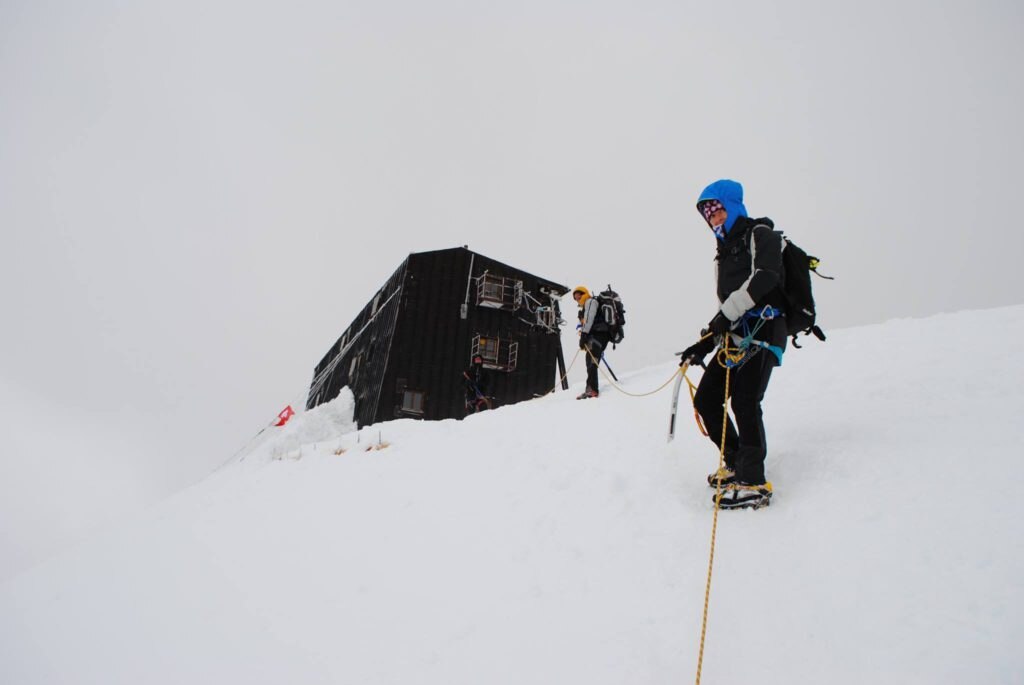 24.06.2016 Arrivo alla Capanna Regina Margherita con il temporale alle calcagna. Appena arrivati abbiamo lasciato le picozze fuori e siamo corsi dentro il rifugio perchè i fulmini ci hanno fatto sentire tutta la loro scarica elettrica attraverso un leggero "friggere" sui berretti! All
