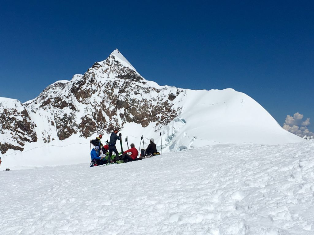 Vetta della Piramide Vincent, 4225m, gruppo Monte Rosa con bellissima visuale sul Lyskamm Orientale salita in scialpinismo con l