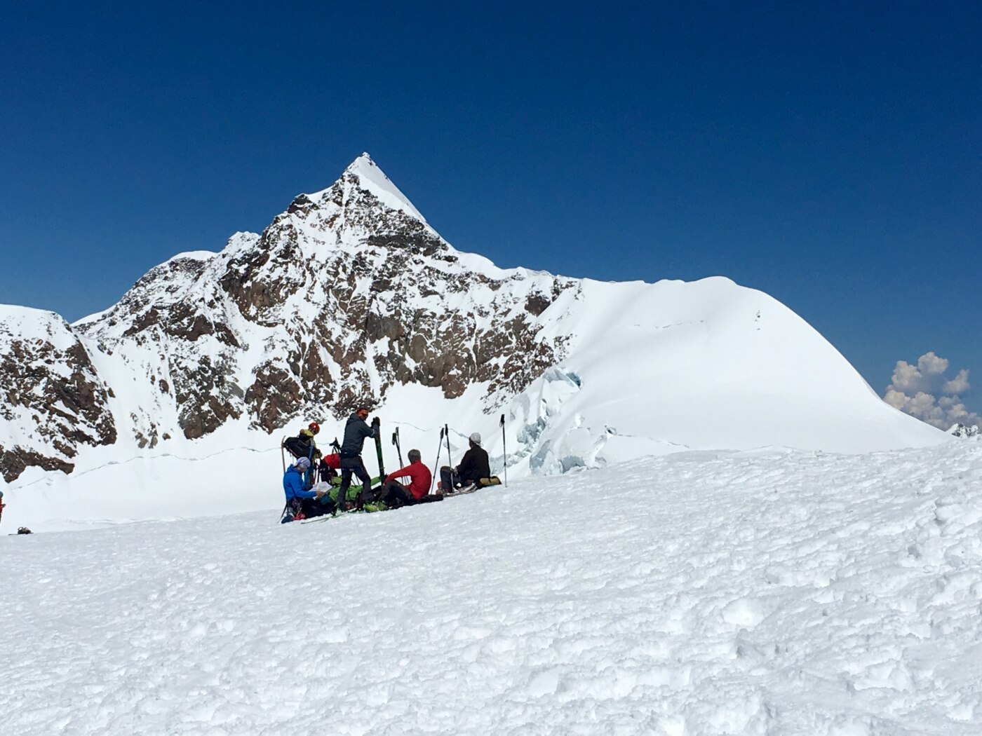 FullSizeRender-3 Vetta della Piramide Vincent, 4225m, gruppo Monte Rosa con bellissima visuale sul Lyskamm Orientale salita in scialpinismo con l'amica Maria Charrouf da Punta Indrend per la parete SE. Foto Michele Marzan