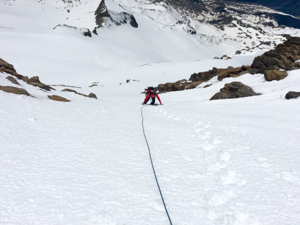 Piramide Vincent, 4225m, gruppo Monte Rosa. Parete SE in salita sui ramponi con l