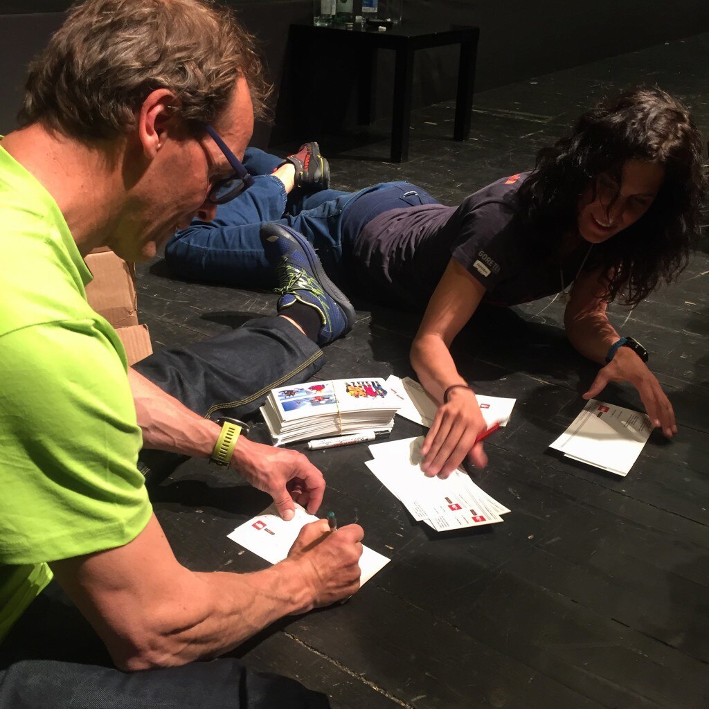 Simone Moro e Tamara Lunger firmano le cartoline della spedizione al Nanga 