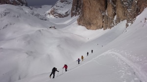 L’ascesa verso il Passo di Dona con vista sul Rifugio Antermoia