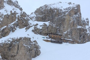 Il Rifugio Passo Principe nascosto fra le rocce