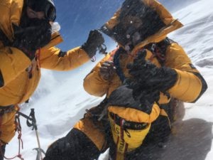 Chris Burke e Lakpa Sherpa in vetta all'Annapurna questa primavera