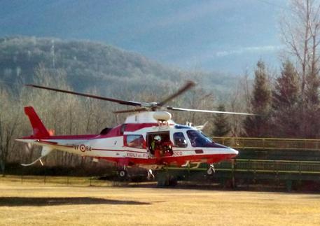 Soccorso alpino in azione, in provincia di Verbania, per una mongolfiera precipitata, 1 febbraio 2016. A dare l'allarme, nel tardo pomeriggio di ieri a Crevoladossola, alcuni testimoni, che hanno riferito ai carabinieri di avere visto il pallone precipitare dopo una fiammata. La testimonianza è ritenuta attendibile dai soccorritori, ma al momento della mongolfiera non è stata trovata traccia. Le ricerche, sospese ieri sera con il buio, sono proseguite questa mattina. Sul posto anche guardia di finanza e vigili del fuoco, che stanno per far alzare in volo un elicottero per un sopralluogo della zona dall'alto. ANSA/ RENATO BALDUCCI