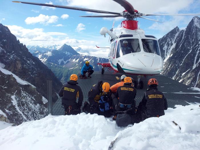 Un momento delle ricerche del Soccorso alpino della guardia di finanza con il Soccorso alpino valdostano, impegnati a cercare la guida alpina valdostana, Ferdinando Rollando, di Ollomont, e il suo cliente francese di 15 anni dispersi sul versante italiano del Monte Bianco da mercoledì scorso, Aosta, 11 luglio 2014. ANSA/UFFICIO STAMPA SOCCORSO ALPINO GUARDIA DI FINANZA ++ NO SALES, EDITORIAL USE ONLY ++