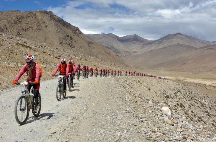 Photo of 500 monache in bici sull’Himalaya contro il traffico di esseri umani