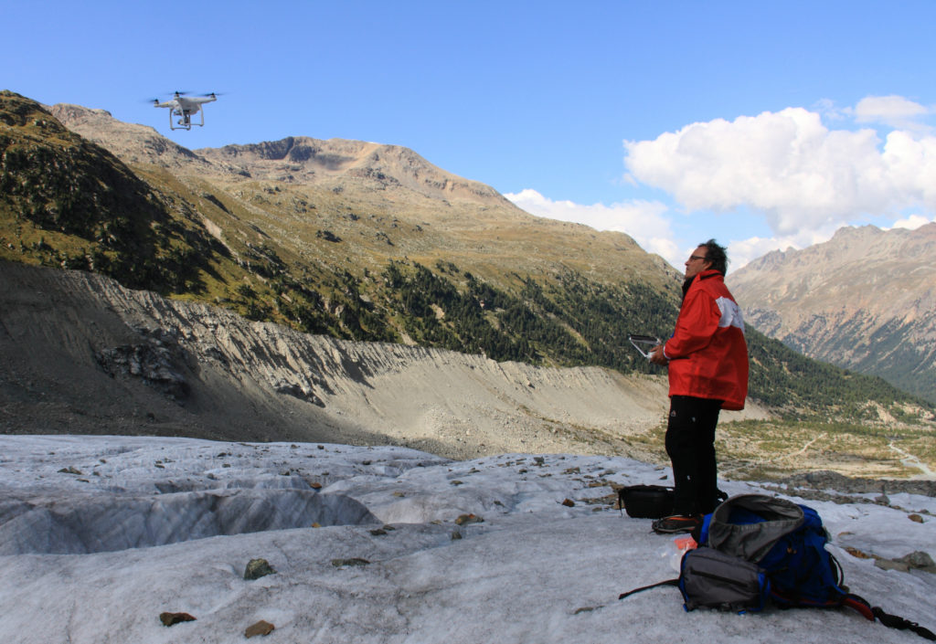 Il decollo del drone Phantom 4 DJI (pilotato da Vittorio Pozzo di Eyedrone)