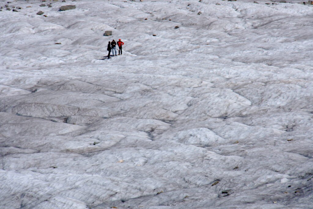 Rilievi spettrometrici sul ghiacciaio del Morteratsch (nella foto Biagio Di Mauro, Tommaso Julitta e Roberto Garzonio)