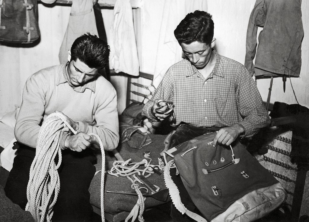 Bonatti e Luciano Ghigo preparano il materiale per la salita al Grand Capucin, nel luglio del 1951.
Photo courtesy CAI