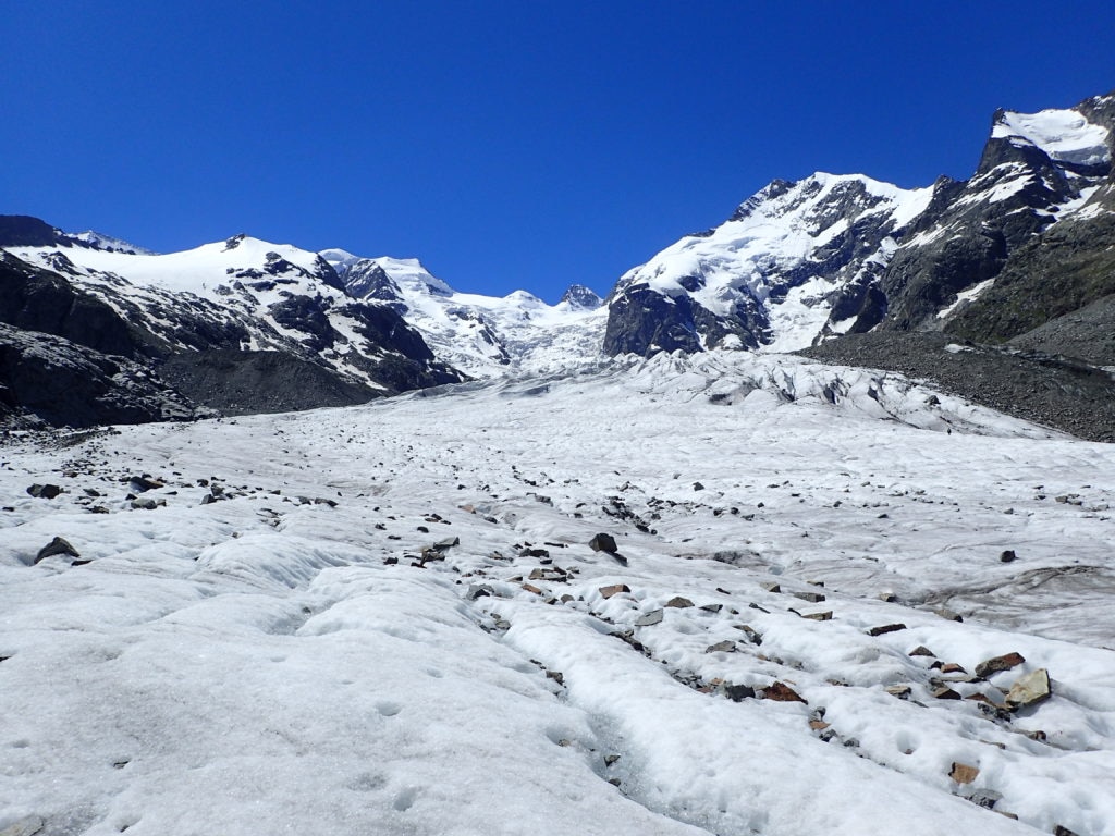 Panoramica del ghiacciaio Morteratsch: sulla destra è visibile il Piz Bernina (4050 metri)