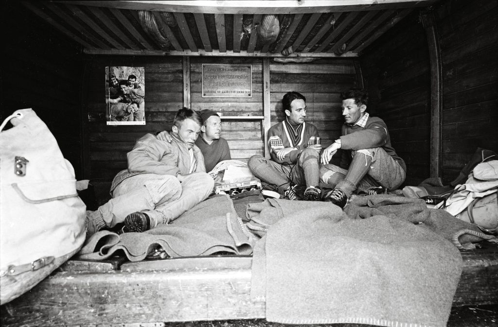 Bonatti intervistato da Emilio Fede al bivacco della Fourche, nel luglio 1962. Con loro, l