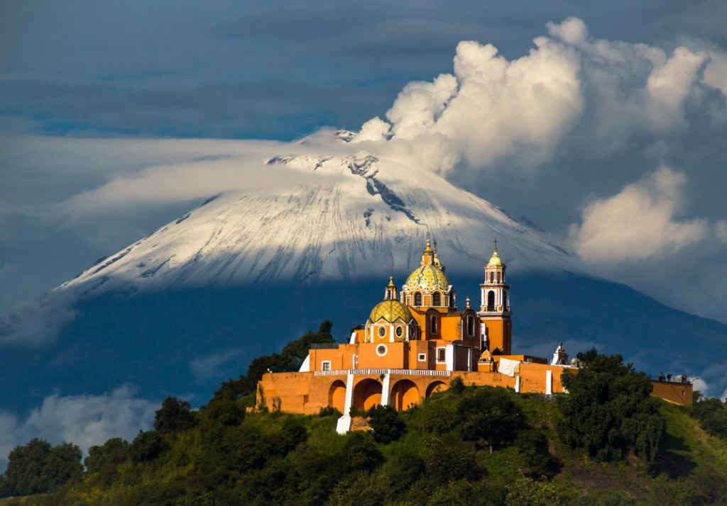 La chiesa Nuestra Señora de los Remedios e dietro il vulcano Popocatepetl. Photo @ smithsonianmag -  Richard Briggs