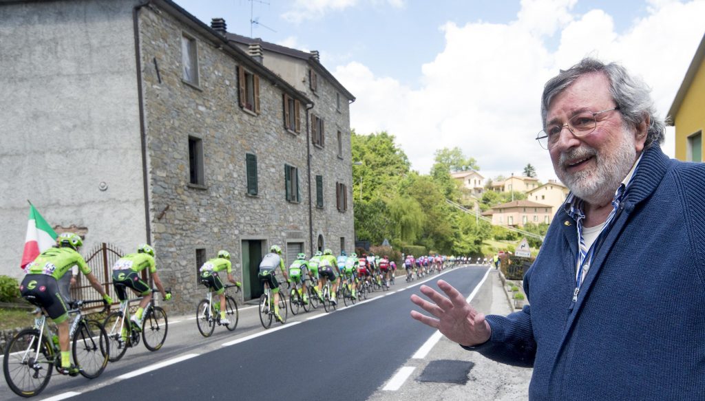 Guccini durante il passaggio del Giro d