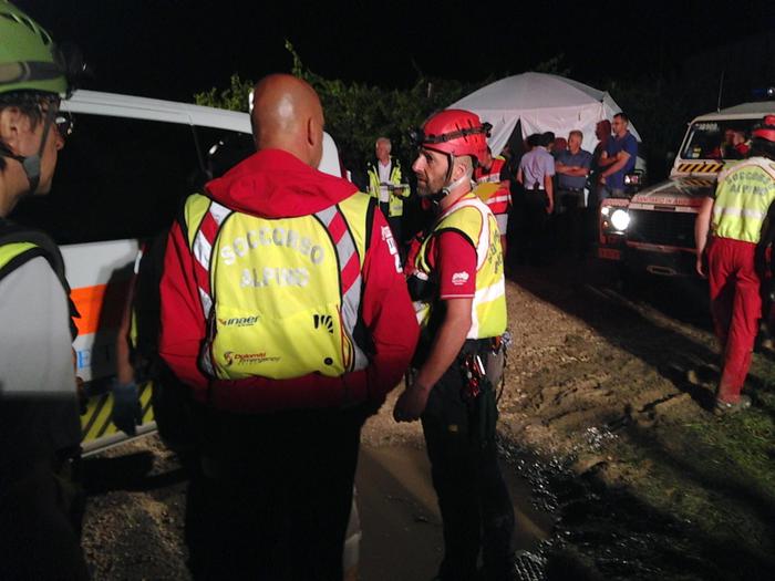 Nella foto distribuita dall'ufficio stampa il 3 agosto 2014 un momento del recupero di una salma da parte di due squadre del Soccorso Alpino a Refronto, nel Trevigiano, dopo la bomba d'acqua caduta alle 23 del 2 agosto 2014.
ANSA/UFFICIO STAMPA SOCCORSO ALPINO
+++NO SALES - EDITORIAL USE ONLY - NO ARCHIVE+++