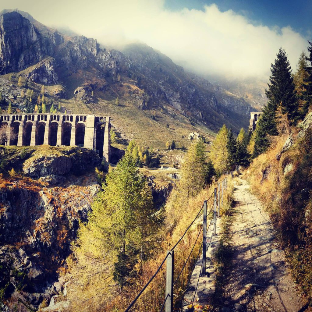 La diga dal sentiero 410. Foto Montagna.tv