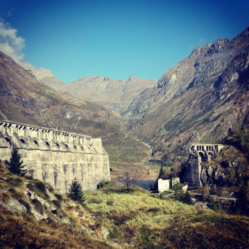 La diga venendo dal sentiero 411. Photo @ Montaga.tv