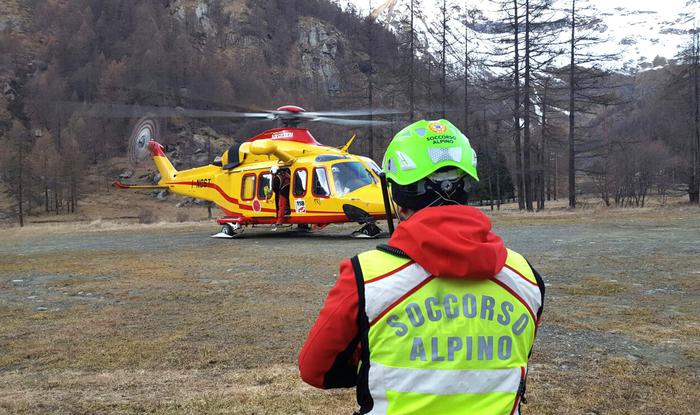 Uomini del soccorso alpino in occasione della morte del cacciatore di 66 anni caduto in un un dirupo in località Pian della Marmotta, sopra Valprato Soana, Torino, 10 Dicembre 2016. L'uomo, residente a Ivrea, si sarebbe allontanato per inseguire una preda, scivolando, poi, su un terreno innevato a duemila metri di altezza. ANSA/ UFFICIO STAMPA/ SOCCORSO ALPINO E SPELEOLOGICO PIEMONTE
+++ NO SALES, EDITORIAL USE ONLY +++
