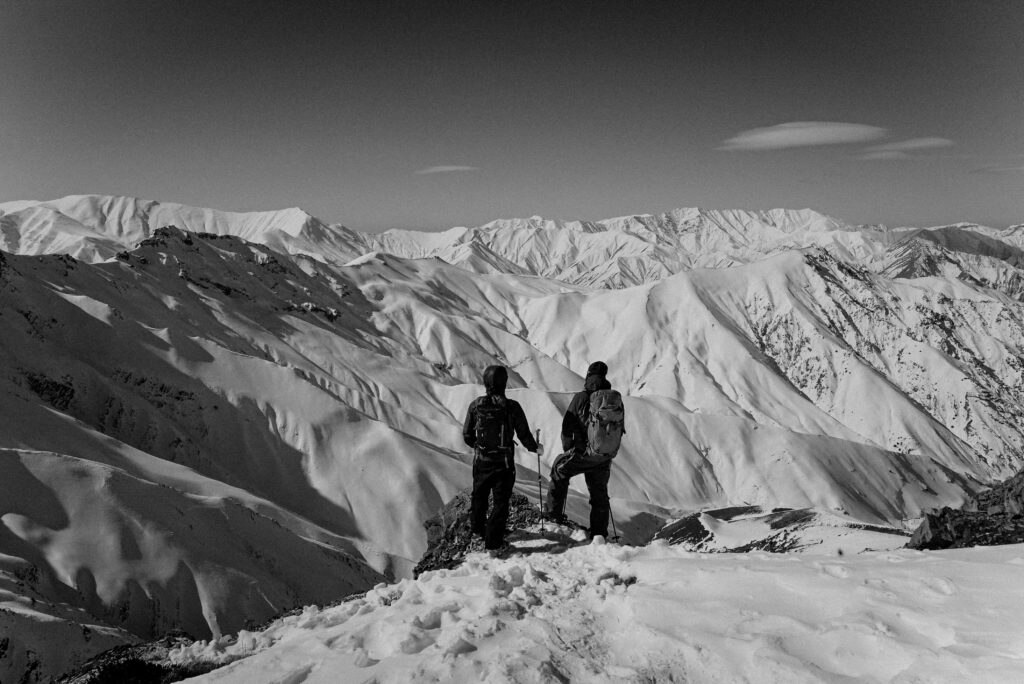CONCORSO CINEMATOGRAFICO TERRE ALTE DEL MONDO - “Iran. A skier’s Journey” di Jordan Manley
Per la scelta di alternare scene di montagna e di scialpinismo in un territorio praticamente sconosciuto a noi occidentali, con le discese delle catene dell’Arborz e dello Zagros in Iran, e con altre sulla vita quotidiana a Teheran e in altri luoghi del Paese.