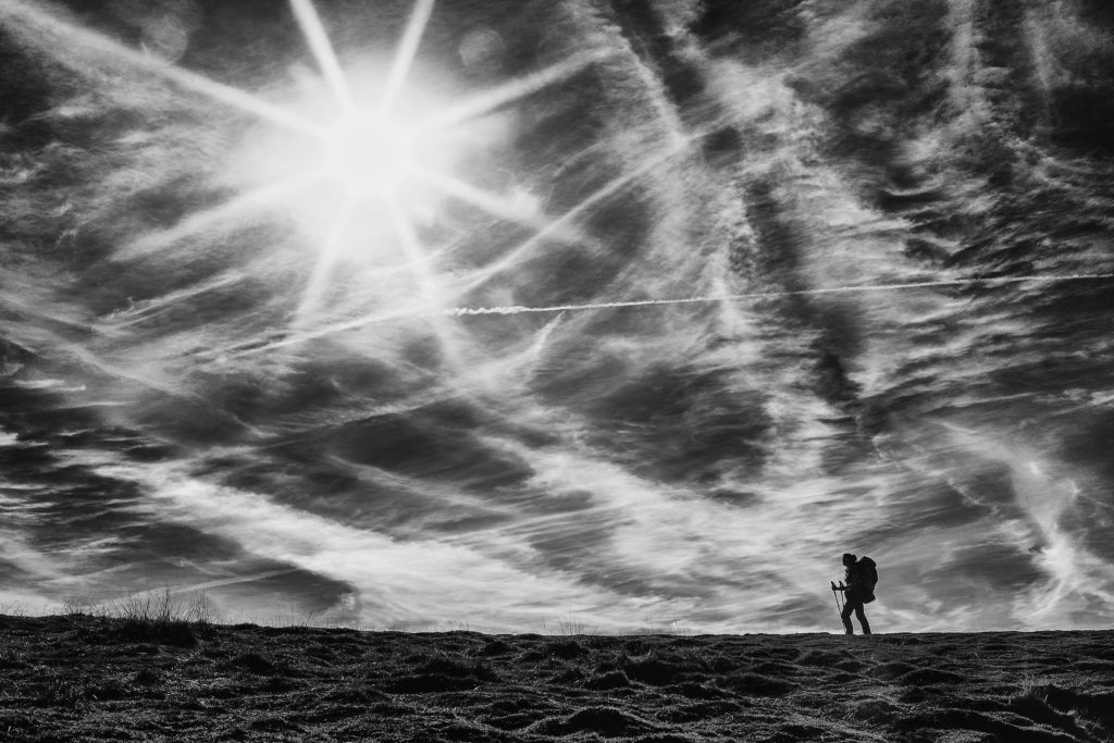 CONCORSO FOTOGRAFICO -  BRUSH STROKE di Filippo Salvioni - 
Un magistrale bianco e nero capace di mostrare l'essenza della montagna senza il bisogno di ritrarla. Le geometrie del cielo, così eteree e fantasiose eppur così precise, accompagnano da sempre l'Uomo nel suo cammino esistenziale, ricordandogli la vastità dell'avventura in corso e il suo ruolo di privilegiato comprimario.