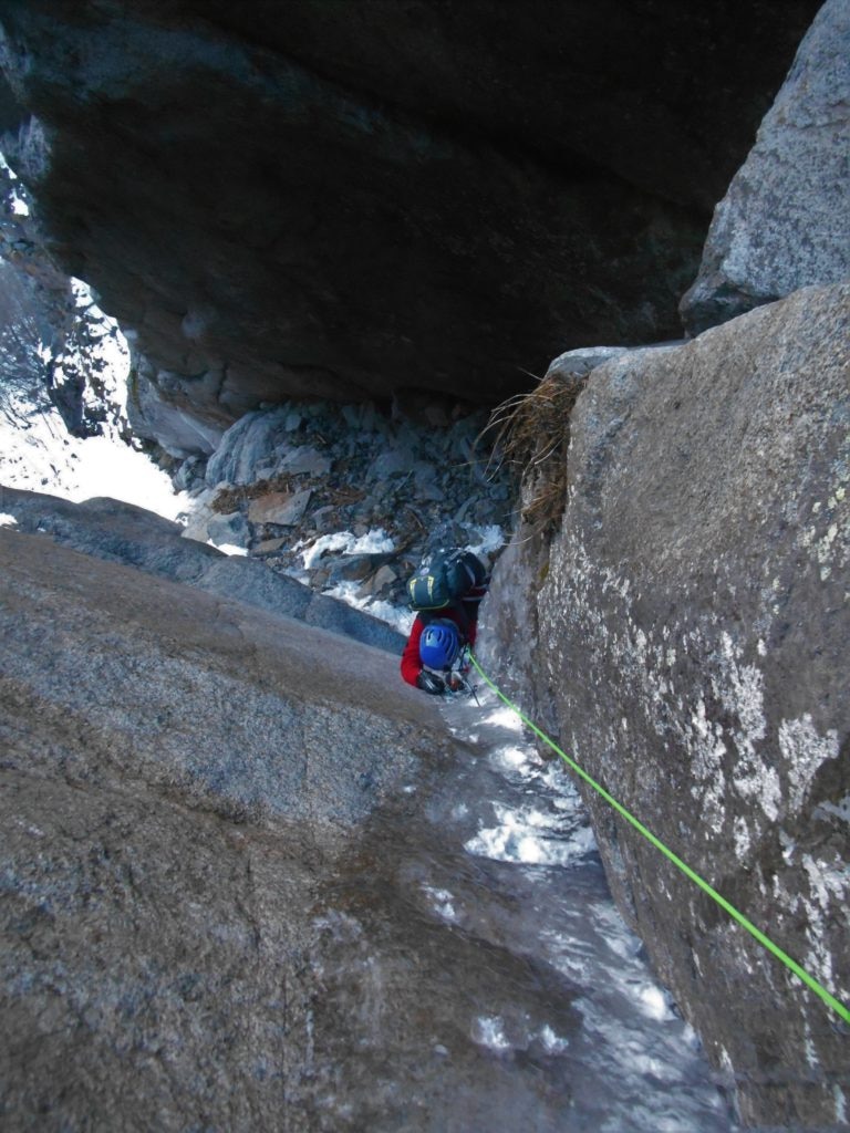 Davide impegnato nella goulotte Photo @ GuideAlpineTorino