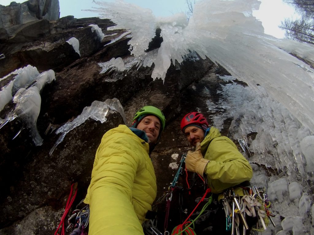 In sosta sotto la colonna Photo @ GuideAlpineTorino