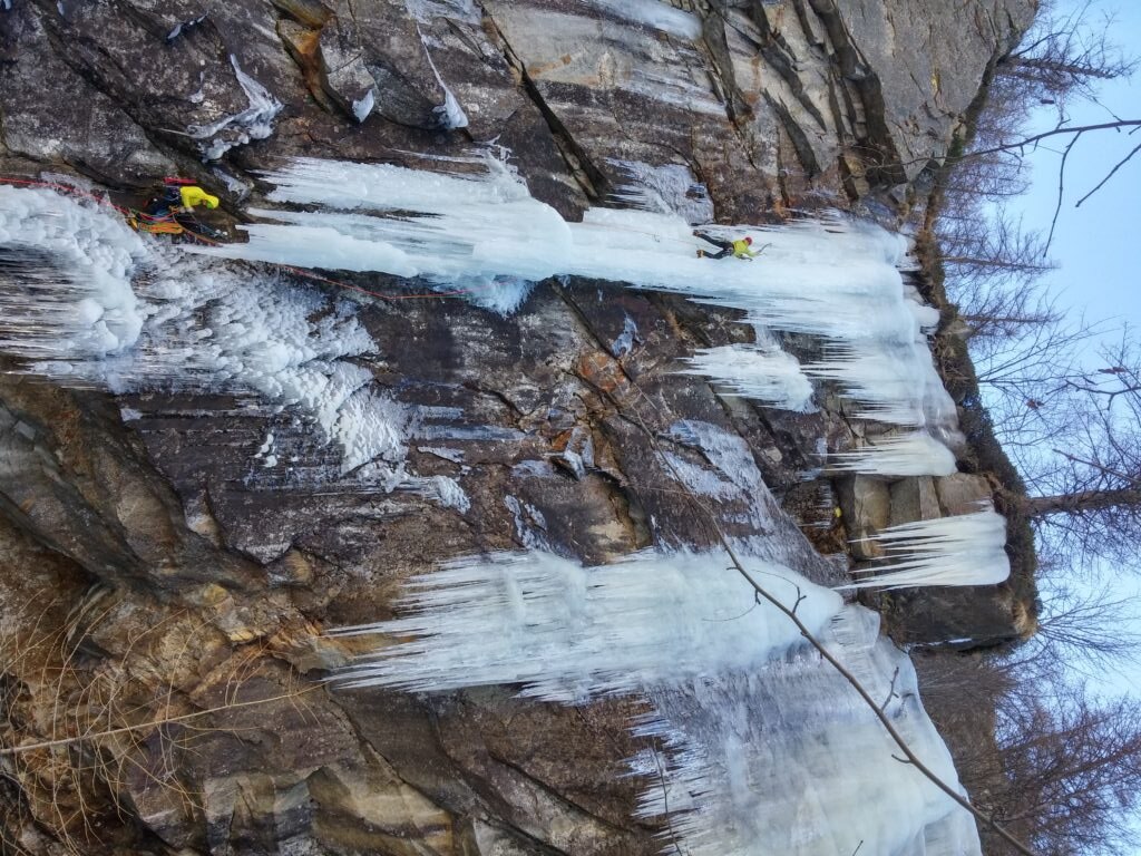 Marco sale la colonna di Vanessa robe Neire Photo @ GuideAlpineTorino