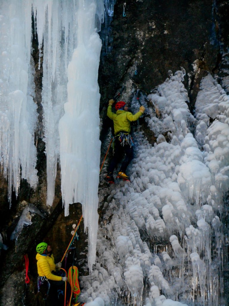 Marco si prepara ad aggangiare la stalattite Photo @ GuideAlpineTorino