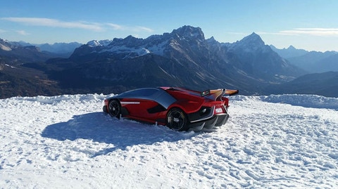 L'auto trasportata in elicottero ai 2.475 metri del Rifugio Ra Valles.