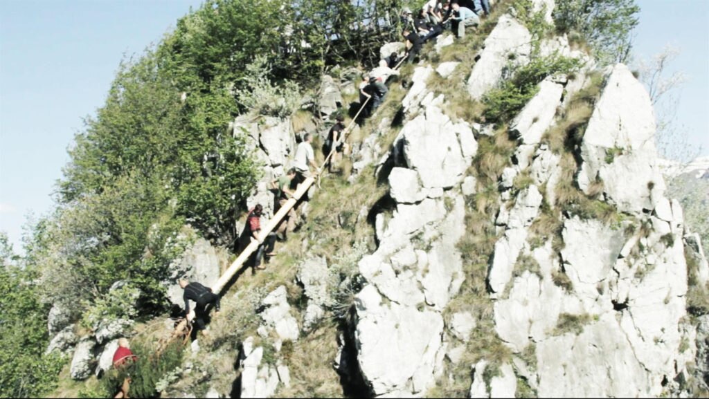 CONCORSO CINEMATOGRAFICO OROBIE E MONTAGNE DI LOMBARDIA - “Màs, il sacrificio della montagna” di Giorgio Affanni - La giuria vuole rendere omaggio a questa sezione di OFF proprio con un film che vuole valorizzare l’essenza della montagna orobica che non è solo alpinismo, sci, turismo, ma è soprattutto territorio, abitanti, tradizioni e cultura, attraverso un antico rito che trae origine nella notte dei tempi.