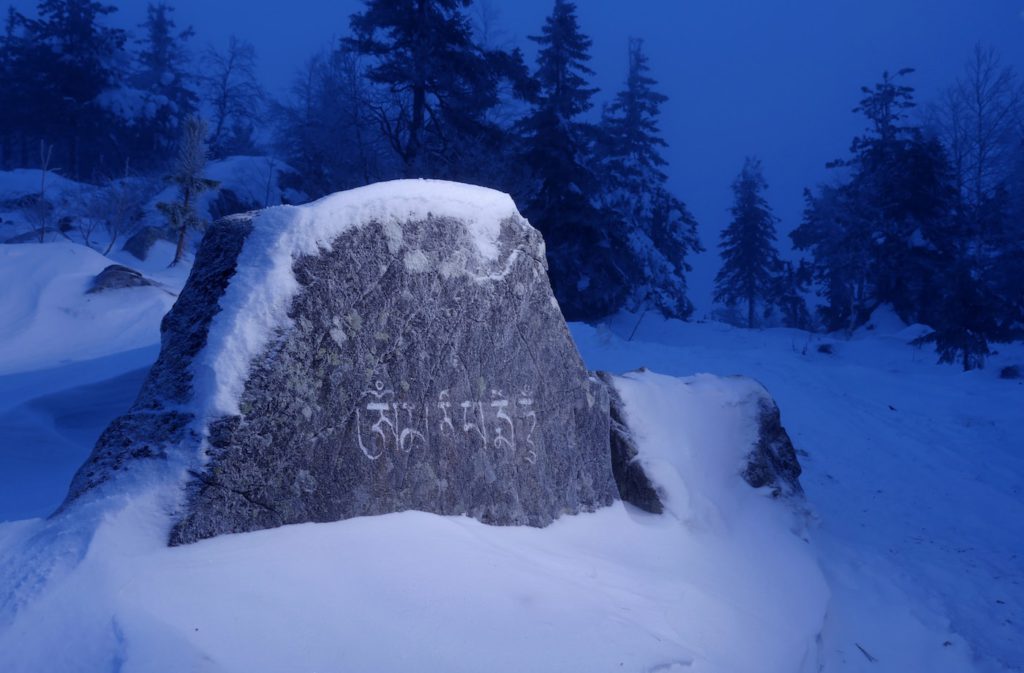 Questo mantra sanscrito "Om mane padne hum" vicino alla fine del sentiero indica che il monastero è chiuso. In caso di copiose nevicate il percorso diventa molto difficile.