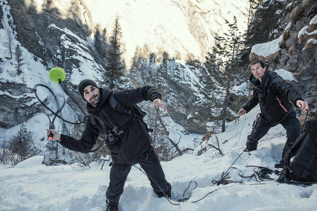 Federer con Bear Grylls - Photo @ Roger Federer Twitter