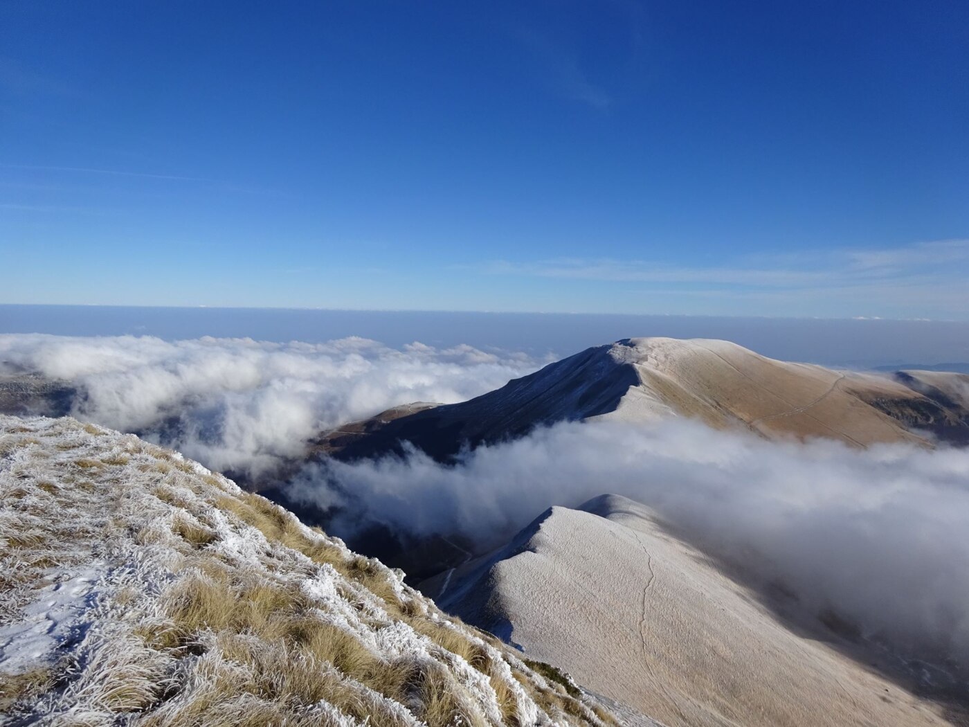 Un giorno di dicembre (ancora senza neve) dalla vetta di Monte Acuto con vista su Monte
Castelmardo, Monti Sibillini. Quando la passione per questi luoghi dell’anima è più forte di ogni terremoto.
Foto di Alessio del Brutto
