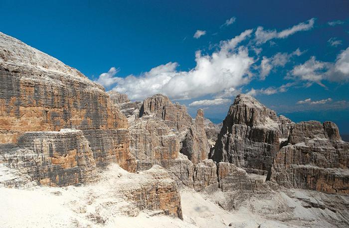 Una immagine delle Dolomiti di Brenta. Alla scoperta dell'arcipelago fossile più bello del mondo, iniziando a viaggiare virtualmente online per vivere poi più in modo più intenso la visita reale: con il nuovo portale Visitdolomites.com e una app gratuita dedicata (Dolomites Passport), le Dolomiti investono in tecnologia e innovazione per lo sviluppo di un turismo sempre più accessibile, sostenibile e consapevole.
ANSA/ARCHIVIO UFFICIO STAMPA PROVINCIA AUTONOMA DI TRENTO DOLOMITI DI BRENTA
+++ ANSA PROVIDES ACCESS TO THIS HANDOUT PHOTO TO BE USED SOLELY TO ILLUSTRATE NEWS REPORTING OR COMMENTARY ON THE FACTS OR EVENTS DEPICTED IN THIS IMAGE; NO ARCHIVING; NO LICENSING +++