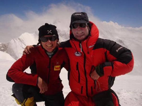 Photo of “Nives e Romano, la coppia italiana da record: insieme hanno scalato tutti gli 8mila del mondo” di Enrico Martinet da La Stampa