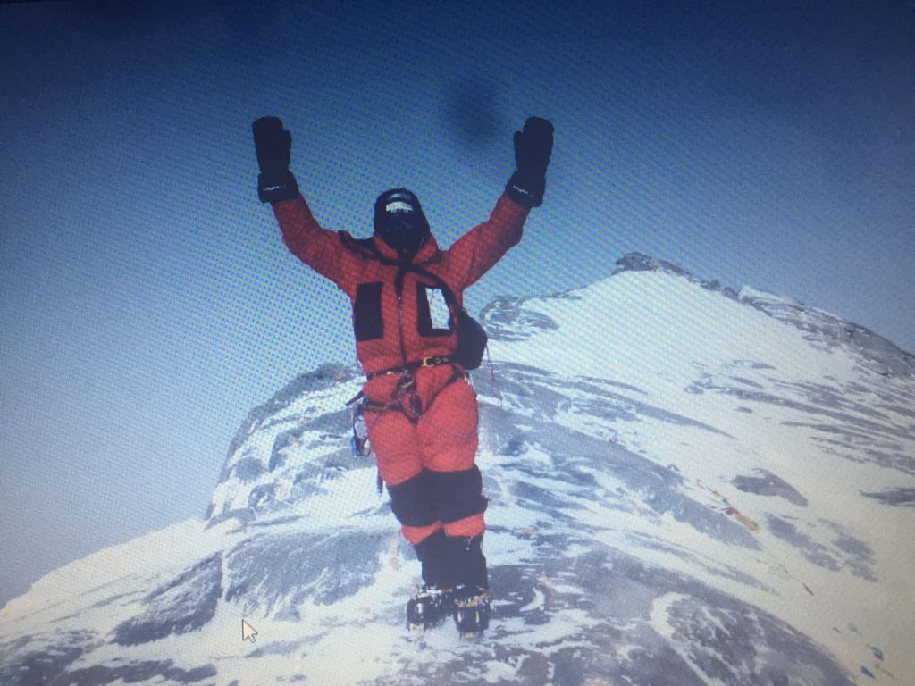 Marco Confortola in vetta al Dhaulagiri.