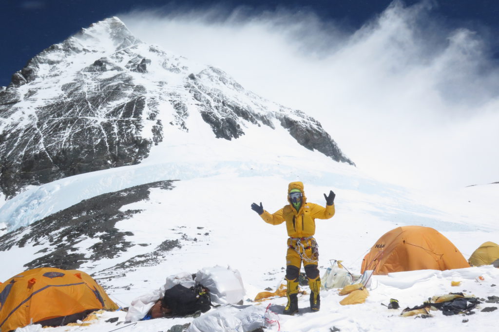 Il campo 4 a Colle Sud tempestato dal vento, sullo sfondo la piramide sommitale dell