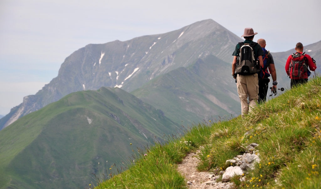 Monte Sibilla, escursionisti sulla cresta 
