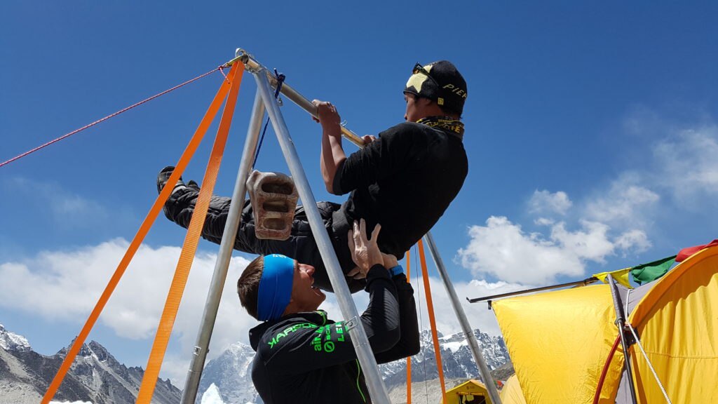 Ueli che insegna le trazioni agli sherpa