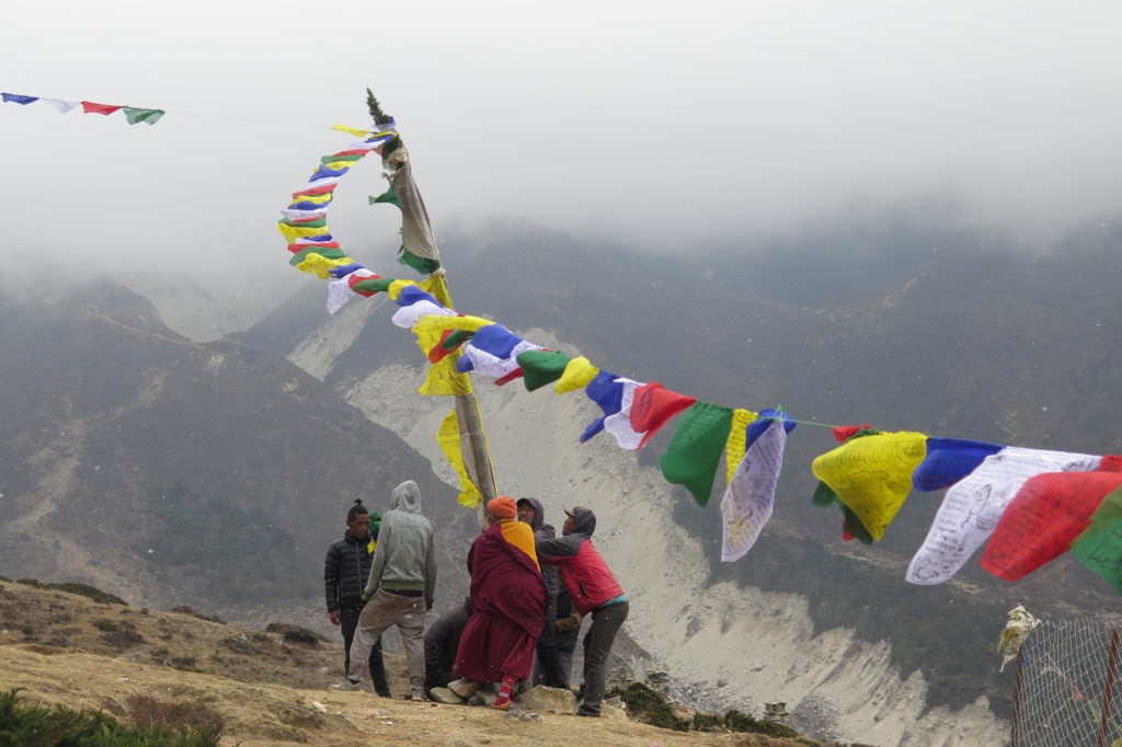Le bandierine di preghiera nepalesi posizionate attorno alla cerimonia religiosa