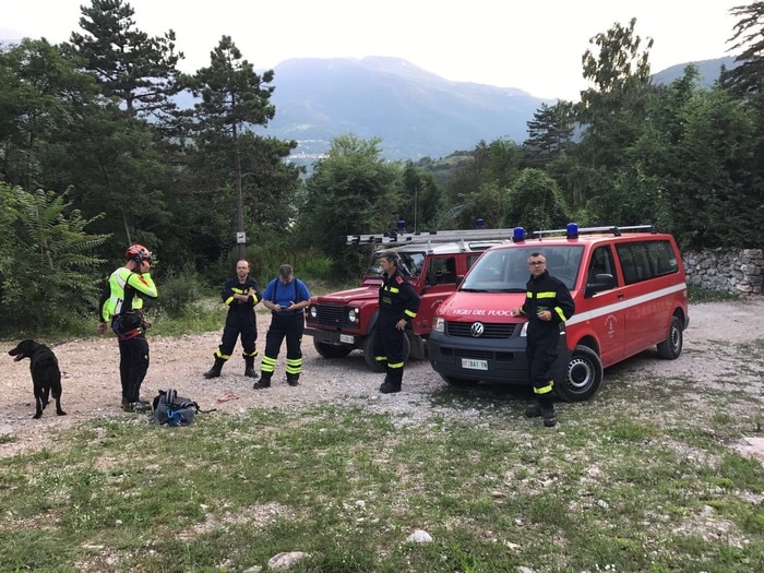 L' unità cinofila dei forestali nella zona dei laghi di Lamar dove un uomo è rimasto ferito per l'attacco di un orso , 22 luglio 2017 ANSA/UFF STAMPA PROVINCIA AUTONOMADI TRENTO ++NO SALES, EDITORIAL USE ONLY++