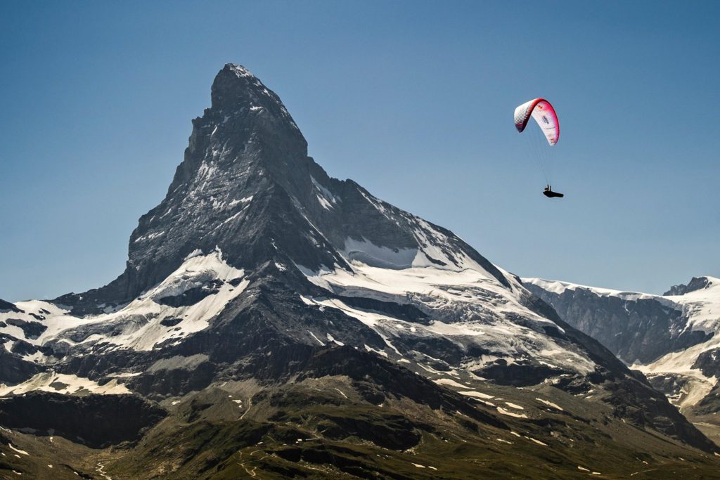 Christian Maurer in volo al cospetto del Cervino.