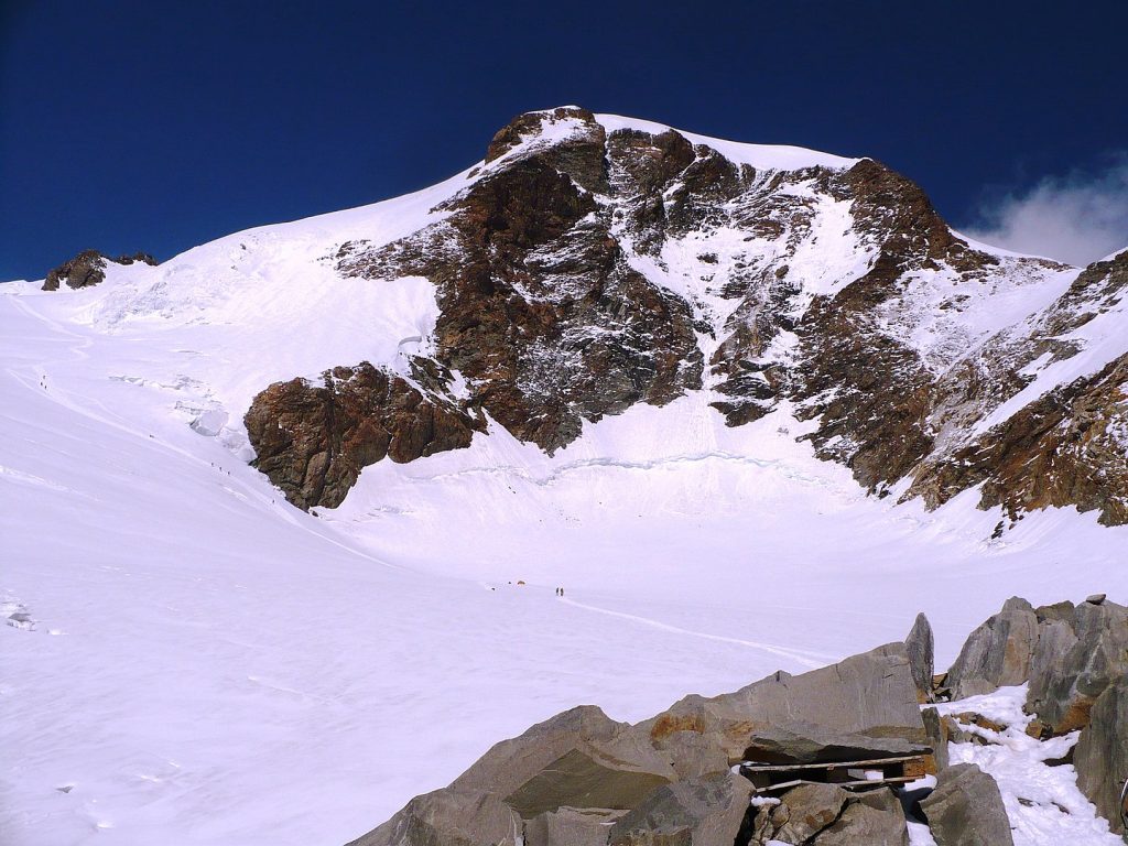 La Piramide Vincent vista dalla Capanna Giovanni Gnifetti. Foto @ wikimedia commons