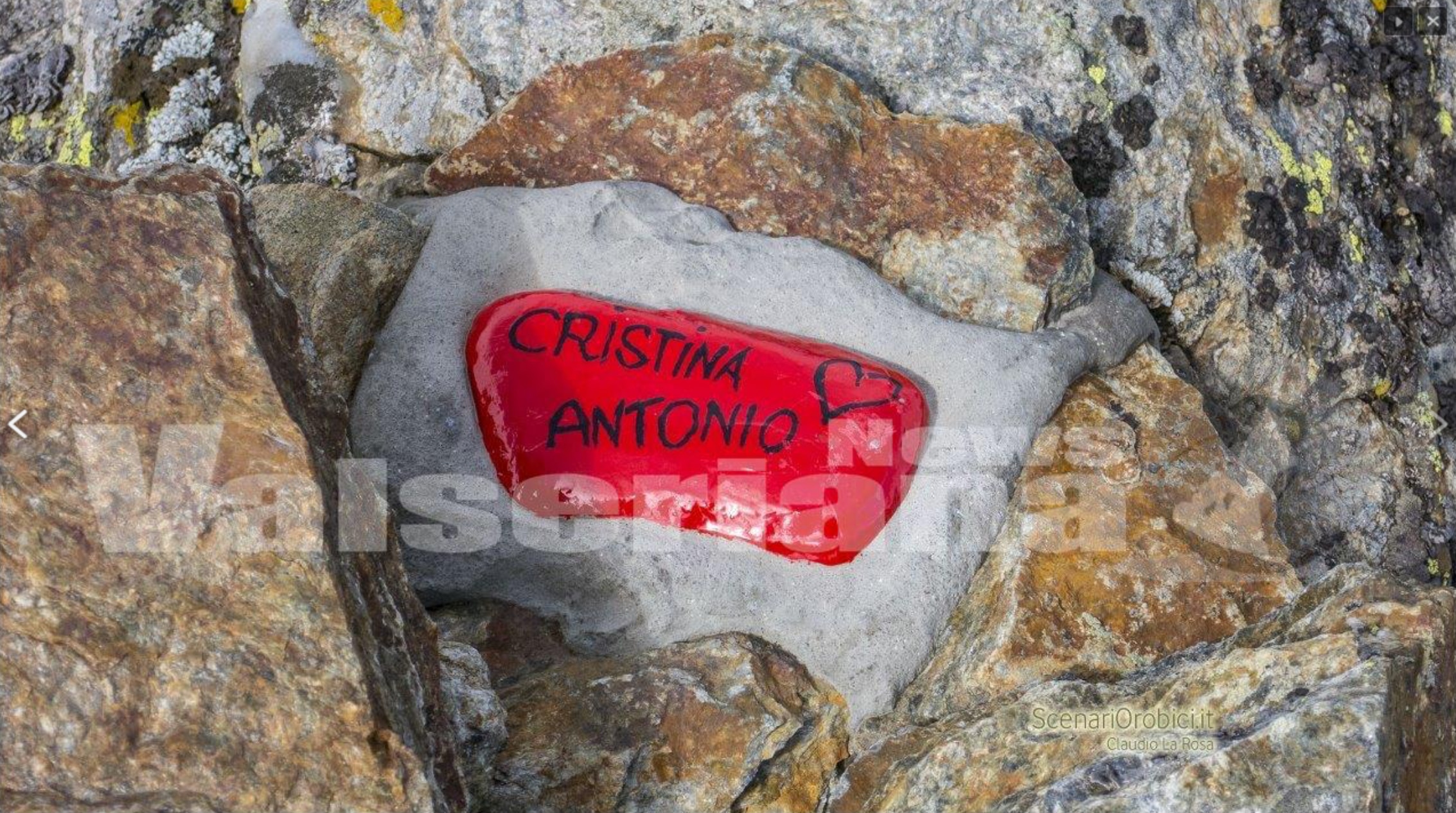Photo of Graffiti su rocce e sassi con cemento rapido: quando l’amore non è per la montagna