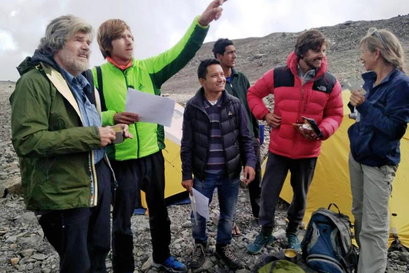 Reinhold Messner discute la via da seguire con il figlio Simon Geaser @Thamserku Trekking