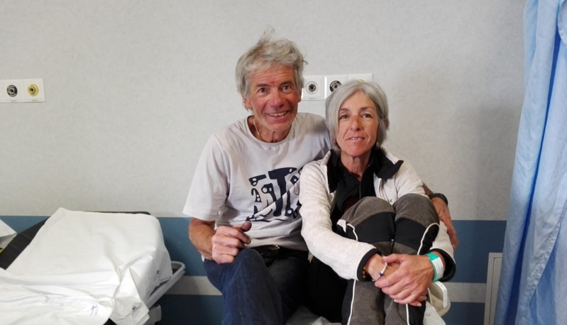 Patrick Gabarrou con la sua cliente, Ivana Tonin, in ospedale. Foto: ANSA - Thierry Pronesti