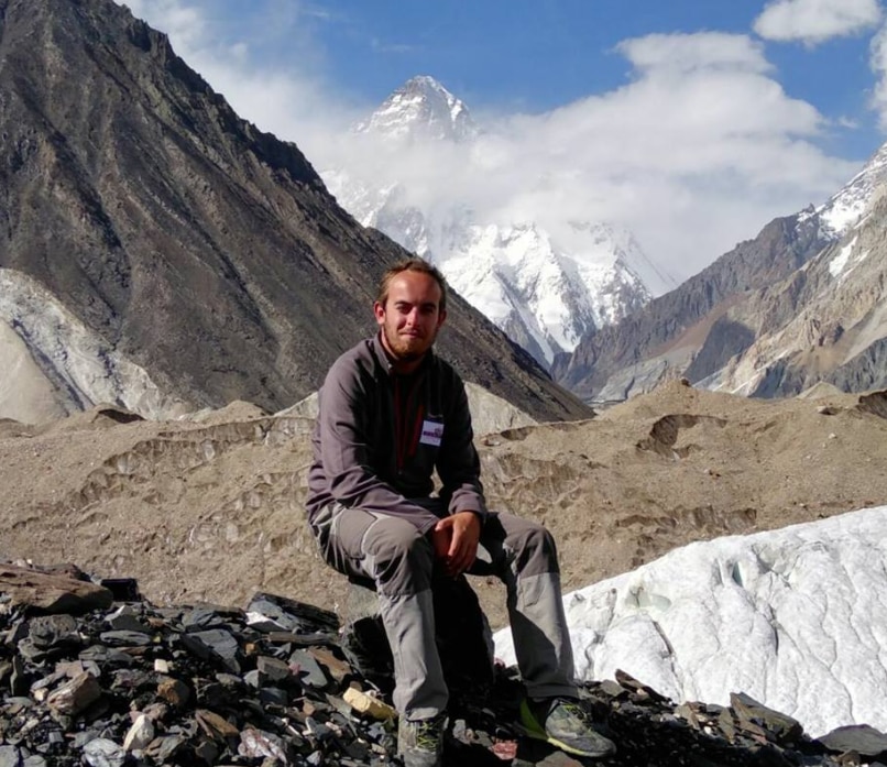 Gian Luca Gasca, sullo sfrondo la piramide del K2 @Facebook Gian Luca Gasca/Club Alpino Italiano