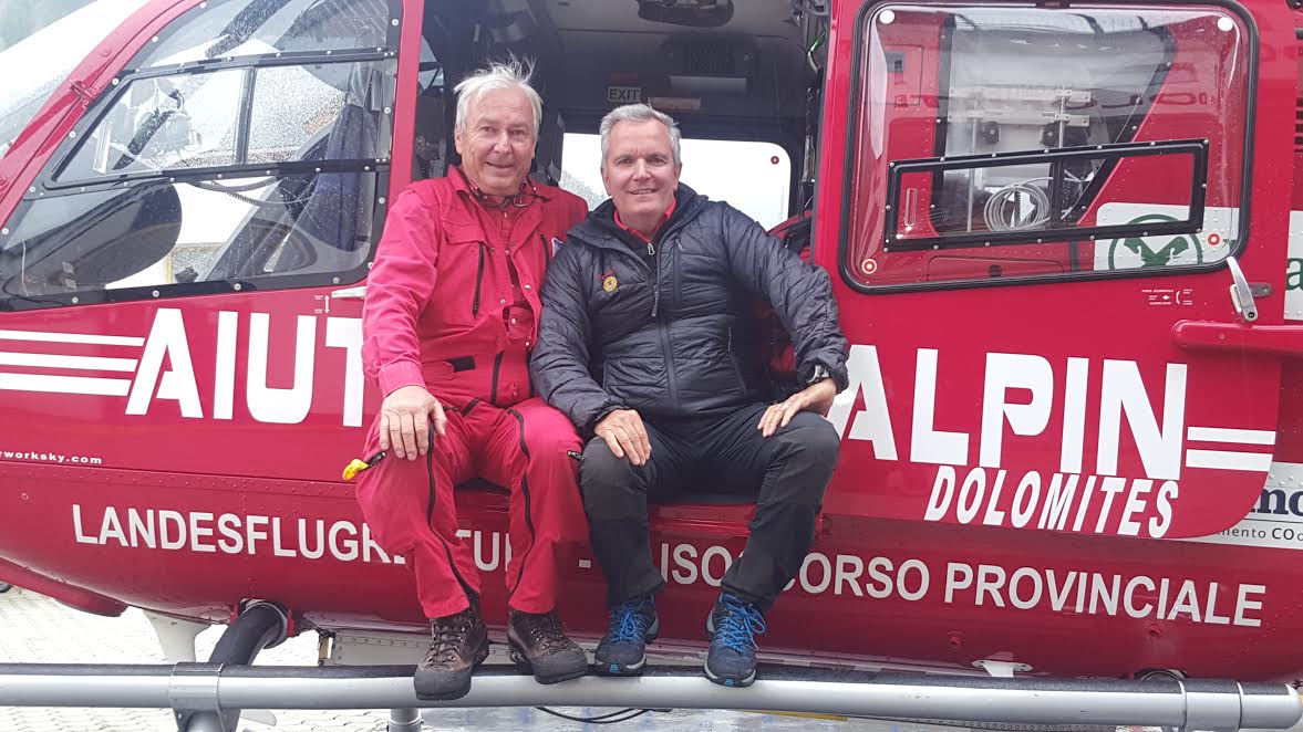 Raphael Kostner dell'Aiut Alpin con Giorgio Gajer, Presidente del CNSAS Alto Adige