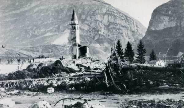 Il campanile di Pirago, frazione di Longarone, tra le macerie 