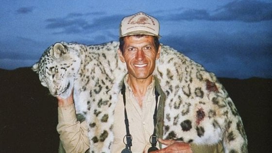 Photo of Si scattò una foto dopo aver ucciso un leopardo delle nevi: petizione per farlo arrestare